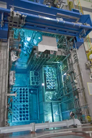 Das Absetzbecken kann mit Hilfe eines Tores vom Reaktorbecken abgetrennt werden (Foto: W. Schürmann / TUM).