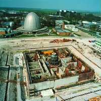Ansicht der Baustelle des FRM II. Im Hintergrund das Atom-Ei, 1998. © TUM