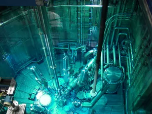 Das Reaktorbecken mit Abschaltstäben, Regelstab, kalter Quelle und weiteren Einbauten. (Foto: FRM II/TUM)