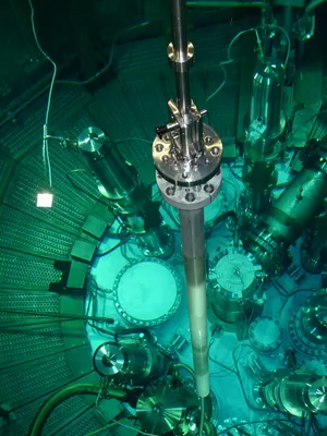 Ausgebautes Fingerhutrohr, das vom Reaktorbecken in das Absetzbecken transportiert wird, um Platz zu schaffen, für das neue Fingerhutrohr aus Zirkalloy 4 für die zukünftige Molybdän-99-Bestrahlung (Foto: FRM II/TUM)