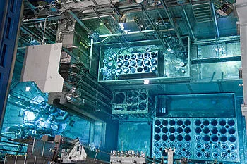 Das offene Reaktorbecken der Neutronenquelle können die Besucher von einem Fenster aus sehen.