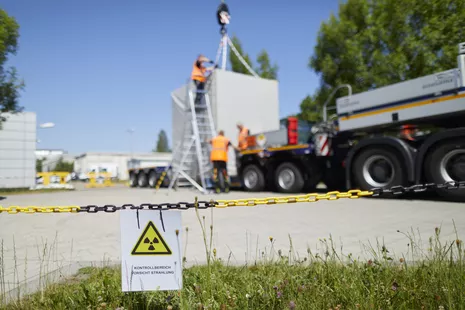 The cask is firmly anchored and secured on the transport vehicle. © Bernhard Ludewig, FRM II / TUM