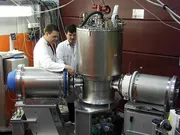 The capsule left is the analyzer of the experiment, the right is the polarizer; the crystal is cooled well in the upright standing container in the center of the image. (Photo: TUM)