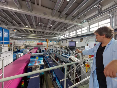 Instrument scientist Dr. Vitaliy Pipich controls the small-angle scattering system KWS-3 of the research center at MLZ. © Bernhard Ludewig