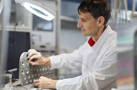 Dr. André Heinemann prepares a sample at the SANS-1 instrument of the MLZ. © Bernhard Ludewig, FRM II / TUM