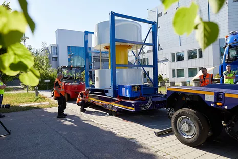 The heavy-duty trolley transports the cask to the FRM II off-site transport vehicle. © Bernhard Ludewig, FRM II / TUM