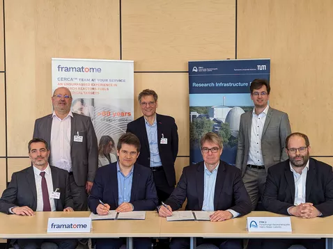 Representatives of FRM II and Framatome at the signing of the contract. Front, from left to right: Cyrille Rontard, François Gauché (both Framatome), Dr. Christian Pfleiderer, and Robert Rieck (both FRM II). At the back, from left to right: Dominique Geslin, Ralf Gathmann (both Framatome), and Dr. Bruno Baumeister (FRM II). © FRM II / TUM