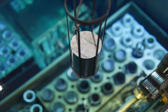 Ein Siliziumblock wird ins Reaktorbecken zur Bestrahlung mit Neutronen positioniert.