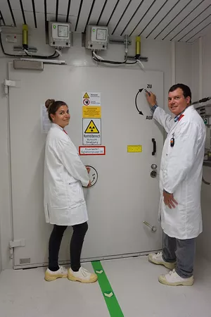 Luisa Heyer und Dr. Sergio Raul Soria vor der Sicherheitstüre zur Experimentierhalle. © FRM II / TUM<br />
 