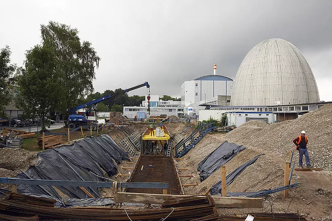 Der erste Teil des begehbaren Medienkanals wird für das Betonieren vorbereitet. (Foto: W. Schürmann / TUM)