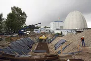 Der erste Teil des begehbaren Medienkanals wird für das Betonieren vorbereitet. (Foto: W. Schürmann / TUM)