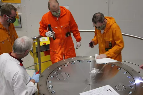 Employees inspect the cask according to a comprehensive protocol. © FRM II / TUM