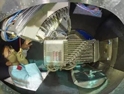 Wissenschaftler bereiten ihre Instrumente für die Messung mit Neutronen vor.