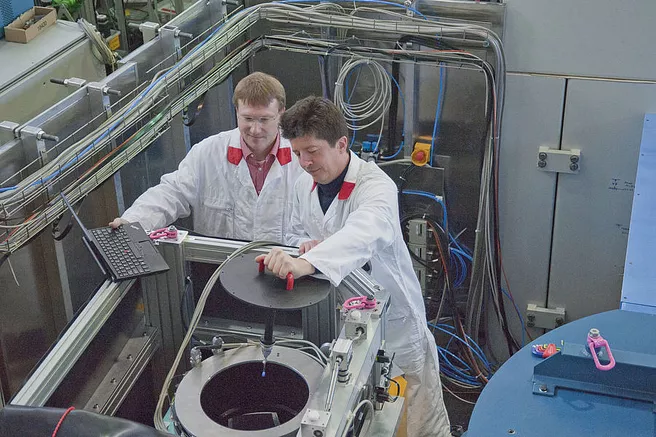 Dr. Andreas Ostermann (rechts) und Dr. Tobias Schrader am Messinstrument BIODIFF des Heinz Maier-Leibnitz Zentrums in Garching. (Bild: W. Schürmann / TUM)