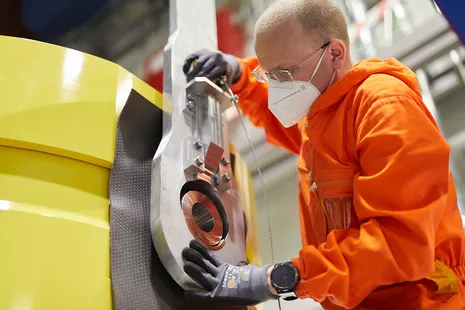 An employee checks the special tools for handling the cask. © Bernhard Ludewig, FRM II / TUM