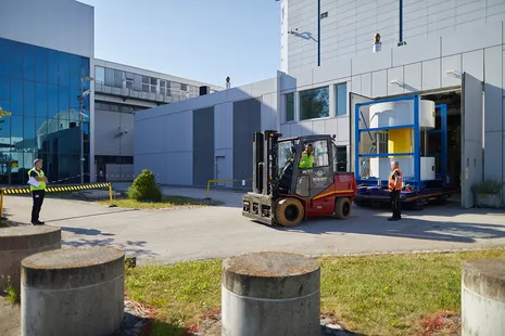 A heavy-duty trolley transports the cask into the reactor building. © Bernhard Ludewig, FRM II / TUM