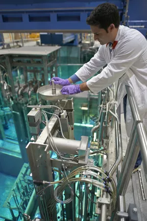 In der Kapselbestrahlungsanlage des FRM II wird Lutetium-177 zur Krebsbehandlung hergestellt. (Foto: W. Schürmann / TUM)