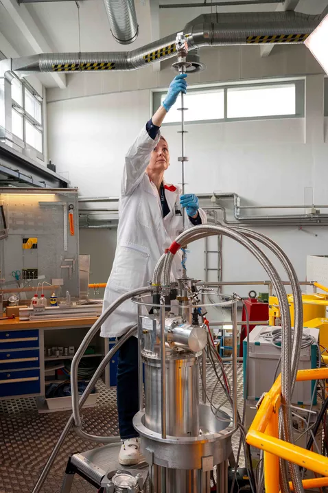 At the FRM II, Wiebke Lohstroh and her colleagues can provide researchers with various sample environments. Here, she is working on a cryostat. © Astrid Eckert, FRM II / TUM