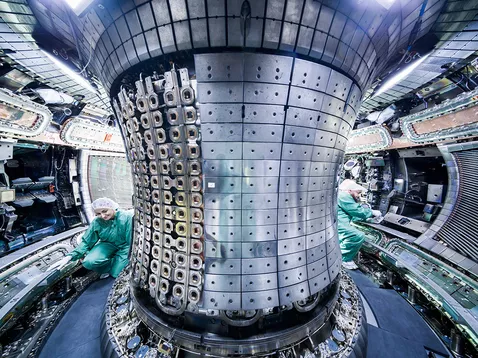 Die Materialien in den Wänden eines Fusionsreaktors müssen hoher Strahlung und Hitze standhalten: Hier der Blick in das Plasmagefäß der Fusionsanlage ASDEX Upgrade. © MPI für Plasmaphysik / Jan Hosan