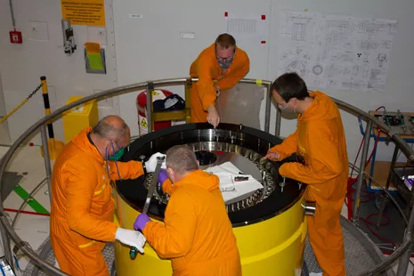 The cask, tightly closed with the primary lid, is dried and monitored. © FRM II / TUM