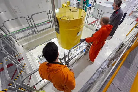 Für den Abtransport wird der beladene und sicher verschlossene Behälter aus der Reaktorhalle zurück ins Erdgeschoss rangiert. © Bernhard Ludewig, FRM II / TUM