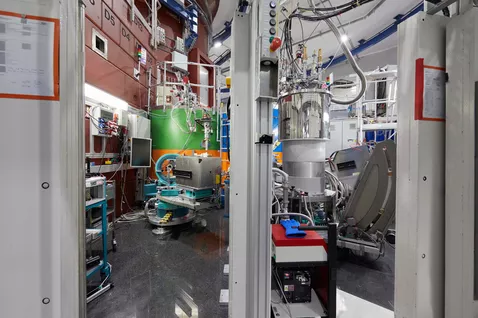 Die beiden Instrumente HeiDi (links) und POLI, Diffraktometer mit heißen Neutronen, betreibt Mirijam Zobel am MLZ. © Bernhard Ludewig, FRM II / TUM