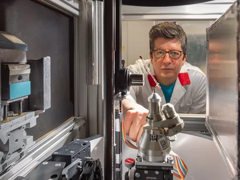 Dr. Andreas Ostermann, Instrumentwissenschaftler, justiert das Bio-Diffraktometer des Heinz Maier-Leibnitz Zentrums. © Andreas Heddergott, TUM