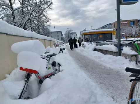 Ein halber Meter Schnee erwartete die Teilnehmenden am 4. Dezember in München. Der öffentliche Nahverkehr war fast lahm gelegt. © Andrea Voit, FRM II / TUM