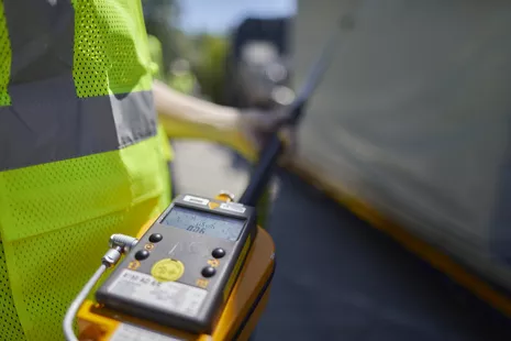 In the outside area, control measurements are carried out on the cask by the radiation protection team. © Bernhard Ludewig, FRM II / TUM