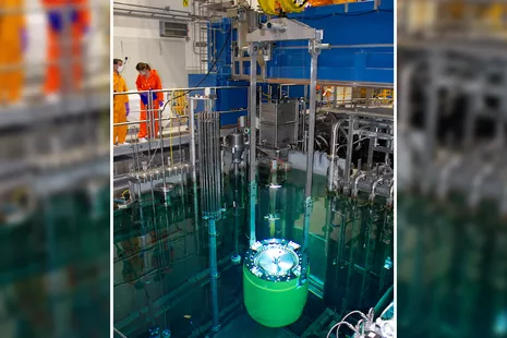 Der Behälter wird im Absetzbecken positioniert und vollständig unter Wasser beladen. Das Wasser schirmt die radioaktive Strahlung ab. © FRM II / TUM 
