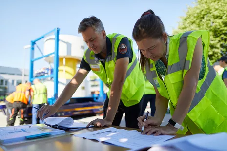 Employees check all work steps according to a comprehensive protocol. © Bernhard Ludewig, FRM II / TUM