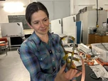 Dr. Eve Stenson hält eine gedrehte supraleitenden Magnetspule. 