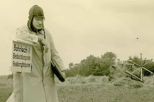 Prof. Dr. Tasso Springer im Jahr 1956 auf der Garchinger Heide vor dem Bau des FRM.