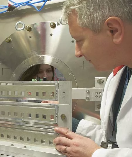 Dr. Aurel Radulescu am Instrument KWS-2 des MLZ © W. Schürmann / TUM