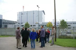 Besucher können bei der Führung durch den FRM II das Reaktorbecken sehen und durch die Experimentier- sowie Neutronenleiterhalle gehen.  