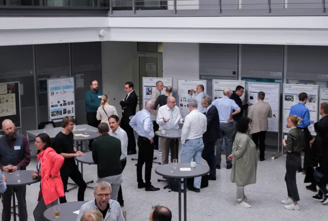 Expertenaustausch während der Postersession im Foyer.