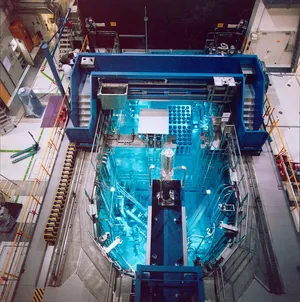 Das Reaktorbecken fasst 700 Kubikmeter vollentsalztes Wasser (Foto: W. Schürmann / TUM).