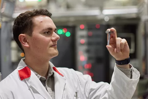 Tobias Hölderle ist Doktorand an der TUM und dem FRM II und erforscht Effekte, die in Batterien auftreten. © Bernhard Ludewig