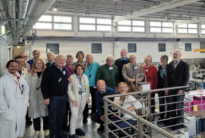 Group photo: Cultural sports group in the gallery of the Neutronenleiterhalle.