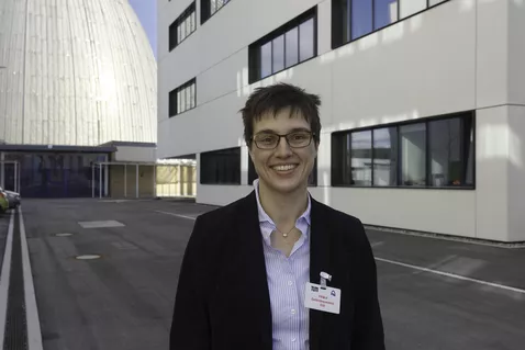 Prof. Dr. Mirijam Zobel vor dem ersten deutschen Forschungsreaktor FRM in Garching. © Wenzel Schürmann, FRM II / TUM