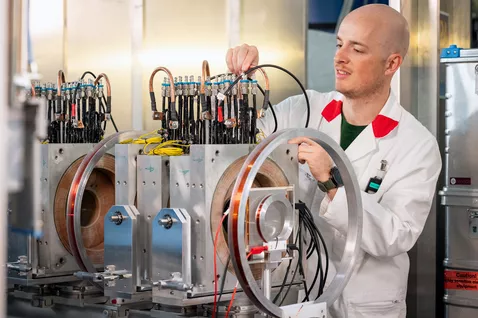 Technician Jonathan Frank at the MIRA instrument. © Astrid Eckert, TUM