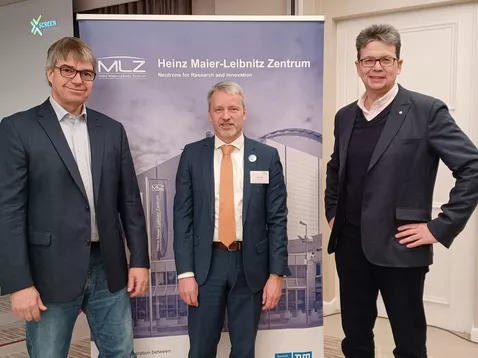 Prof. Dr. Christian Pfleiderer (l.) takes over the position of Scientific Director at the FRM II and MLZ from Prof. Dr. Peter Müller-Buschbaum (r.) at the turn of the year. Prof. Dr. Martin Müller from the Helmholtz-Zentrum Hereon continues to represent the Helmholtz Centers in the cooperation at the Heinz Maier-Leibnitz Zentrum. © Andrea Voit, FRM II / TUM
