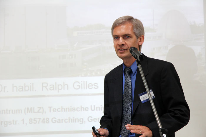 Dr. Ralph Gilles bei seinem Vortrag zur Eröffnung der Forschungsproduktionslinie für Batterien im iwb / TUM. (Foto: iwb / TUM)